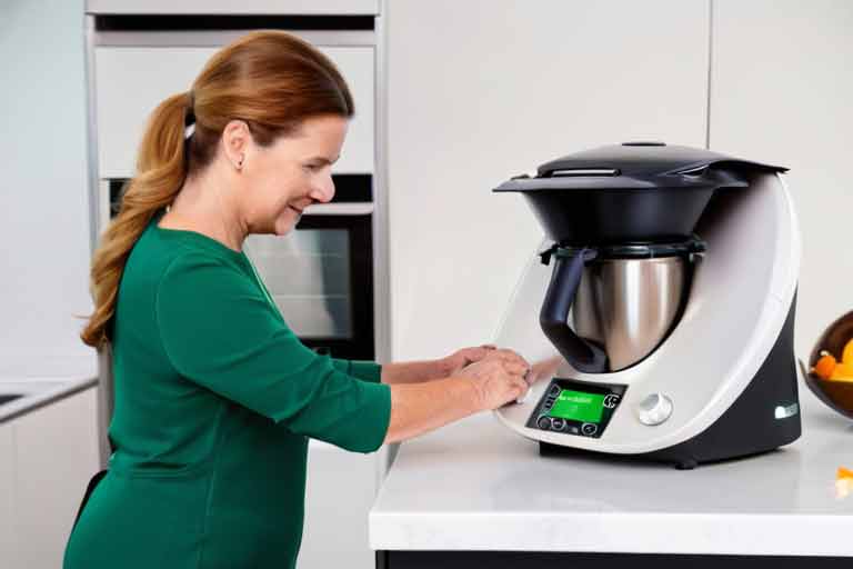 ¿Cómo puedo reparar mi Thermomix si es casi nueva y no calienta adecuadamente?